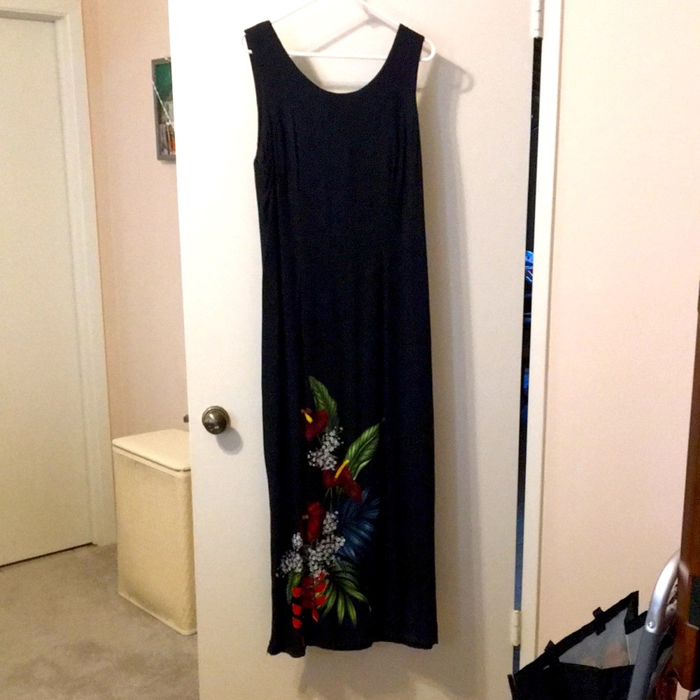 Black sleeveless maxi dress.